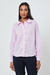 Mulher vestindo camisa alfaiataria manga longa tricoline rosa.