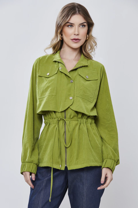 Mulher vestindo jaqueta verde oliva com toque cupro, estilo elegante e criativo.