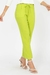 Detalhe da calça básica essencial verde claro Rubinella com amarração na cintura e bolsos laterais utilitários.