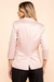 blazer nude com botões visto de costas femininas, alfaiataria outlet