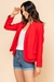posição frente mulher vestindo blazer vermelho