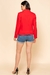 mulher usando blazer feminino para comprar outlet