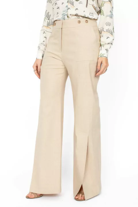 Calça pantalona
Fenda frontal na barra
Alfaiataria
Bolsos laterais funcionais
Bolsos traseiros funcionais
Detalhe em botões no cós (2 de cada lado)
Fechamento por gancho e zíper frontal
Martingale nas costas para fins estéticos da peça
Comprimento da calç