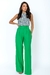 Mulher vestindo calça pantalona alfaiataria verde