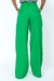 Calça pantalona de alfaiataria verde com bolsos traseiros.