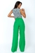Mulher vestindo calça pantalona verde de alfaiataria vista de costas