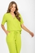 Mulher usando calça básica essencial verde claro com blusa combinando.