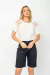 Bermuda Sarja Basic preta combinada com blusa branca estilosa