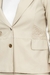 Blazer alfaiataria
Manga longa
Sarja de algodão com elastano
Detalhes pespontados na cintura em leve contraste.
Possui 2 botões frontais de cor gradiente em tons terrosos para fechamento
Possui tampo de bolsos falsos frontais como detalhe
Decote v
Comprim
