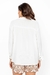 Vista traseira da Blusa Crepe Viscose Off White Rubinella, mostrando detalhes dos punhos com botões e franzido.