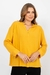 Mulher vestindo Blusa Crepe Viscose Amarela Rubinella com detalhe de decote V e botão dourado.