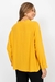 Vista traseira da Blusa Crepe Viscose Amarela Rubinella, mostrando o caimento fluido e os punhos abotoados.