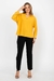 Mulher usando blusa de crepe viscose amarela com calça preta