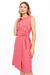 Mulher usando vestido midi rosa com detalhe transpassado.
