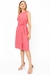 Mulher usando vestido midi rosa com detalhe transpassado