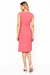 Vestido midi rosa com detalhe transpassado visto de costas, usado por modelo loira de cabelos soltos e sapatos de salto alto.