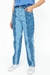 Calça Jeans Mix feminina com design de duas tonalidades, usada com camiseta azul e tênis branco.
