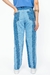 Calça Jeans Mix feminina com design criativo e casual vista de costas.
