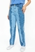 Calça jeans mix feminina com design de duas tonalidades de azul, usada com tênis branco casual.