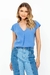 Mulher vestindo calça jeans mix e blusa azul