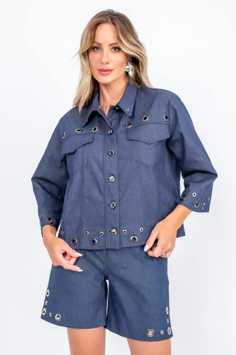 Jaqueta manga 3/4
Comprimento curto
Possui 2 bolsos frontais funcionais pespontados
Tampo para bolsos frontais
Fechamento frontal composto por 6 botões prateados exclusivos
Toda a peça é pespontada da cor preta
Detalhes em ilhós prateado na barra, manga, 