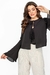 Blusa Overtop com Babados Preta Rubinella, detalhe dos punhos amplos e babados nos ombros, vista lateral.