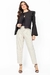 Blusa Overtop com Babados Preta Rubinella, look completo com calça clara, vista frontal.