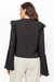 Blusa Overtop com Babados Preta Rubinella, detalhe das costas com babados e punhos amplos.