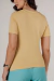 Visão traseira da blusa malha matelassê amarelo claro, mostrando o caimento e os detalhes das costas.