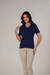 Modelo vestindo blusa Rubinella em malha marinho com pespontos matelassê e calça bege.