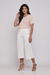 Look completo com a Blusa Geométrica Rosa Claro Rubinella, combinada com calça branca, perfeito para ocasiões sofisticadas.