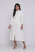 Mulher usando o Vestido Alfaiataria Chemise Longo Branco Rubinella, destacando o caimento elegante e os detalhes do ajuste na cintura.