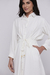 Close nos detalhes do Vestido Chemise Longo Off-White Rubinella, destacando os botões tingidos e os roletes com ponteiras douradas.