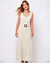 Mulher vestindo um vestido longo areia com cinto e alças largas, ideal para o verão.
