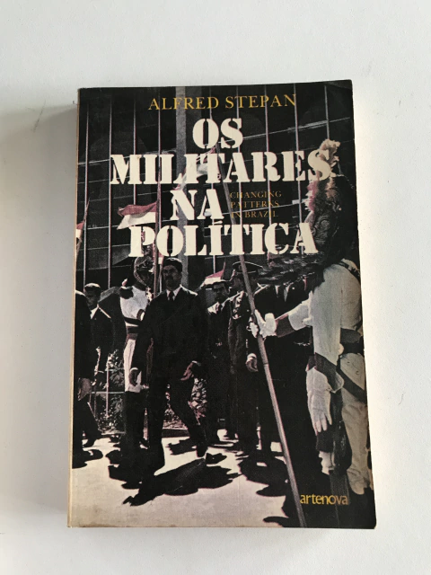 STEPAN, Alfred. Os militares na política