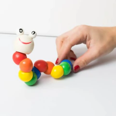 Juguete Antiestrés Fidget Toy Oruga Articulada Madera - Crema del cielo
