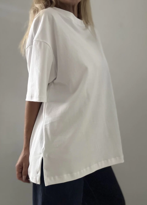 Remera oversize con tajos