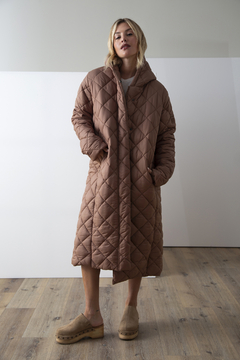 CAMPERA LARGA MAXI OJOROJO COLOR ALMENDRA en internet