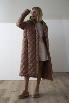 CAMPERA LARGA MAXI OJOROJO COLOR ALMENDRA