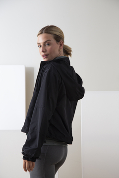 CAMPERA VICTORIA ROMPEVIENTO NEGRA - comprar online