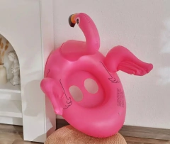 Inflable en forma de flamenco con piecitos y agarre de 70cm - comprar online