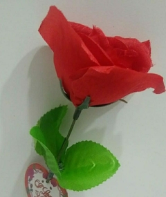 vara rosa roja con bolsa de regalo y tarjeta