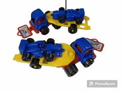 camioncito mosquitero con auto F1 chico de 25cm