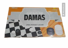 Dama en caja económico