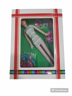 Caja con muñeca y accesorios
