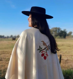 RUANA BEIGE HORNERO Y CEIBO