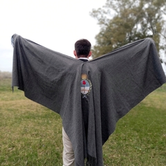 RUANA GRIS ESCUDO NACIONAL - Pitrelli