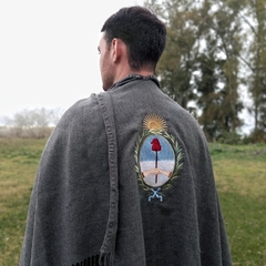 RUANA GRIS ESCUDO NACIONAL