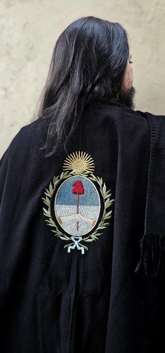 RUANA ESCUDO NACIONAL (NEGRA) en internet