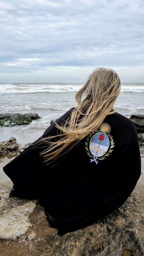 RUANA ESCUDO NACIONAL (NEGRA)